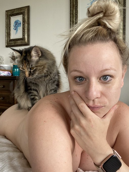 Sunday morning mood 🥴 https://t.co/JlmJYLTFQC<a href="/tag/goodmorning"class="tags"><span>#goodmorning</span></a><a href="/tag/freshface"class="tags"><span>#freshface</span></a>