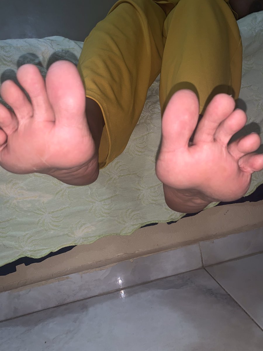 feet_katty's tweet photo. My fingers are busy ... massage my feet for me 😘 LEAVE A COMMENT 👀 https://t.co/WadIkQRDIT