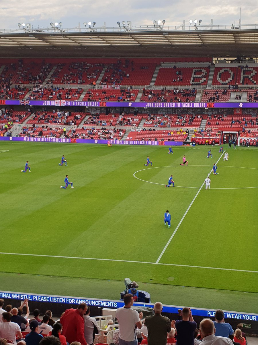 ChrisHillidge's tweet photo. Glad to say the vast majority of fans applauded #TakeTheKnee #engvrom https://t.co/4fgVhwK3Bo
