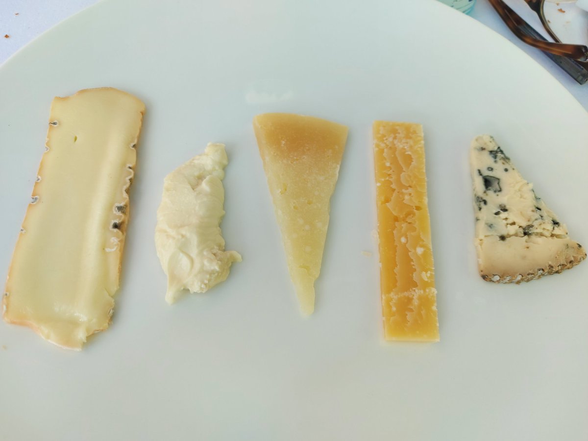 Probando los platos de David Morera(ex Coure) en su nuevo #DELIRI (c/Córcega 242).
Me encantaron los boquerones con tomate y migas.Y sobre todo el arroz meloso(¡un simple arroz redondo tipo senia!).De los mejores q haya comido!
Buen surtido de quesos  con un Blau de Jutglar 🔝