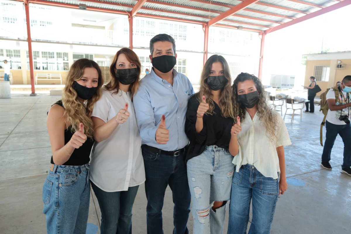 fgcabezadevaca's tweet photo. Acompañado por mi esposa Mariana y 3 de mis hijas, Mariana, Sofía y Lourdes, emitimos nuestro voto en la Escuela Secundaria General N°8 de #Reynosa.

Invito a las y los ciudadanos tamaulipecos a participar en la jornada electoral, en un ambiente de paz y libertad democrática. https://t.co/t6BIiXVwEq