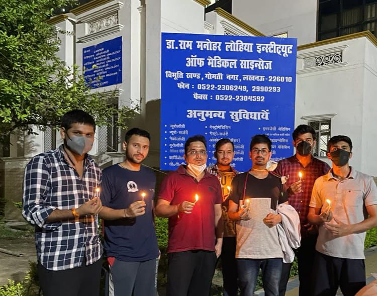 RDA_UP's tweet photo. Candl lt vigil organised by RDA_UP on a call by @FordaIndia and all other states RDA 
@rdalhmc @LlrmRda

https://t.co/SjLvtWXRTT

@RDAMP_OFFICIAL @NMSF3 @JDAMgmIndore @VForU_ @DrSaurav5 @FMSA_India @jdabhopal @ndtv https://t.co/3d1EWVXSgd
