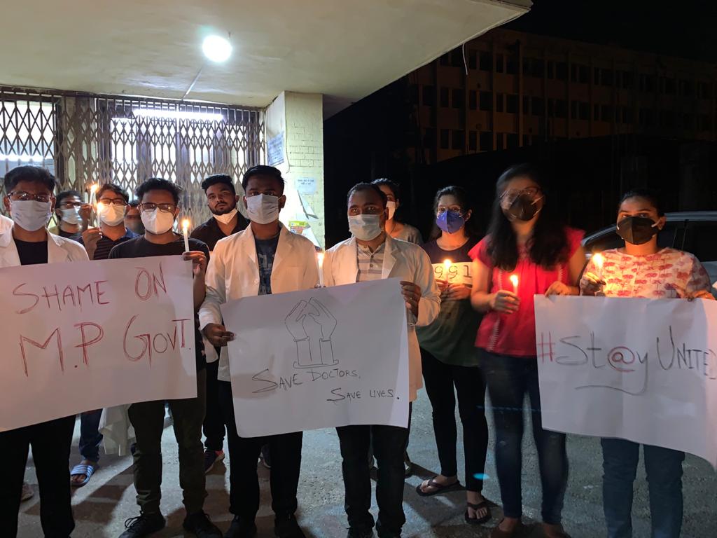 RDA_UP's tweet photo. Candl lt vigil organised by RDA_UP on a call by @FordaIndia and all other states RDA 
@rdalhmc @LlrmRda

https://t.co/SjLvtWXRTT

@RDAMP_OFFICIAL @NMSF3 @JDAMgmIndore @VForU_ @DrSaurav5 @FMSA_India @jdabhopal @ndtv https://t.co/3d1EWVXSgd