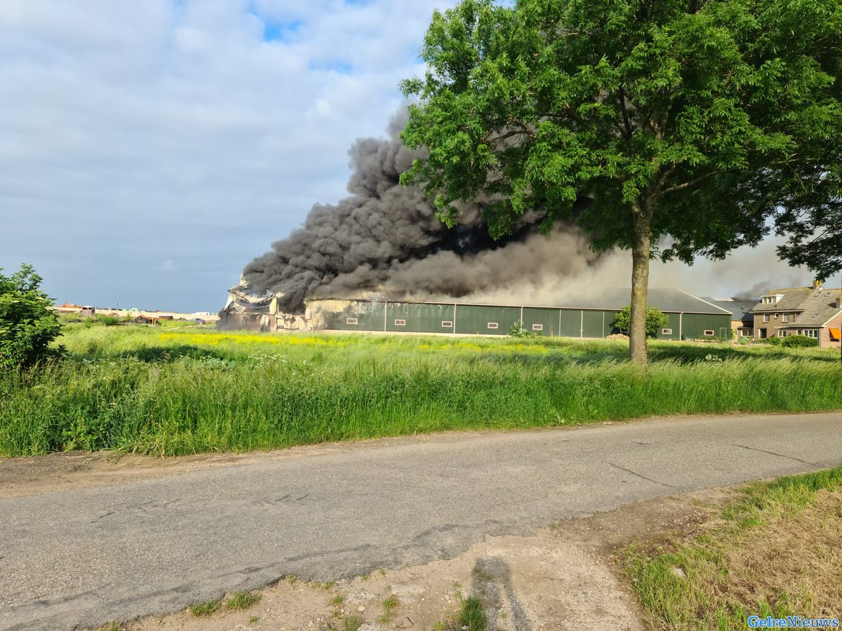 Zeer grote brand bij boerderij in Angerlo: rook van grote afstand te zien -..