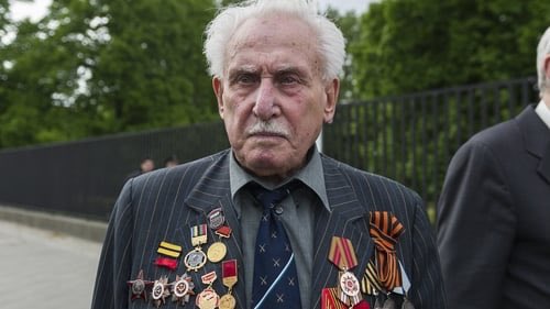 davenewworld_2's tweet image. David Dushman, the last surviving Auschwitz liberator, has passed away at the age of 98. Dushman drove a tank through the electric fences to free the prisoners. This man is a hero. RIP