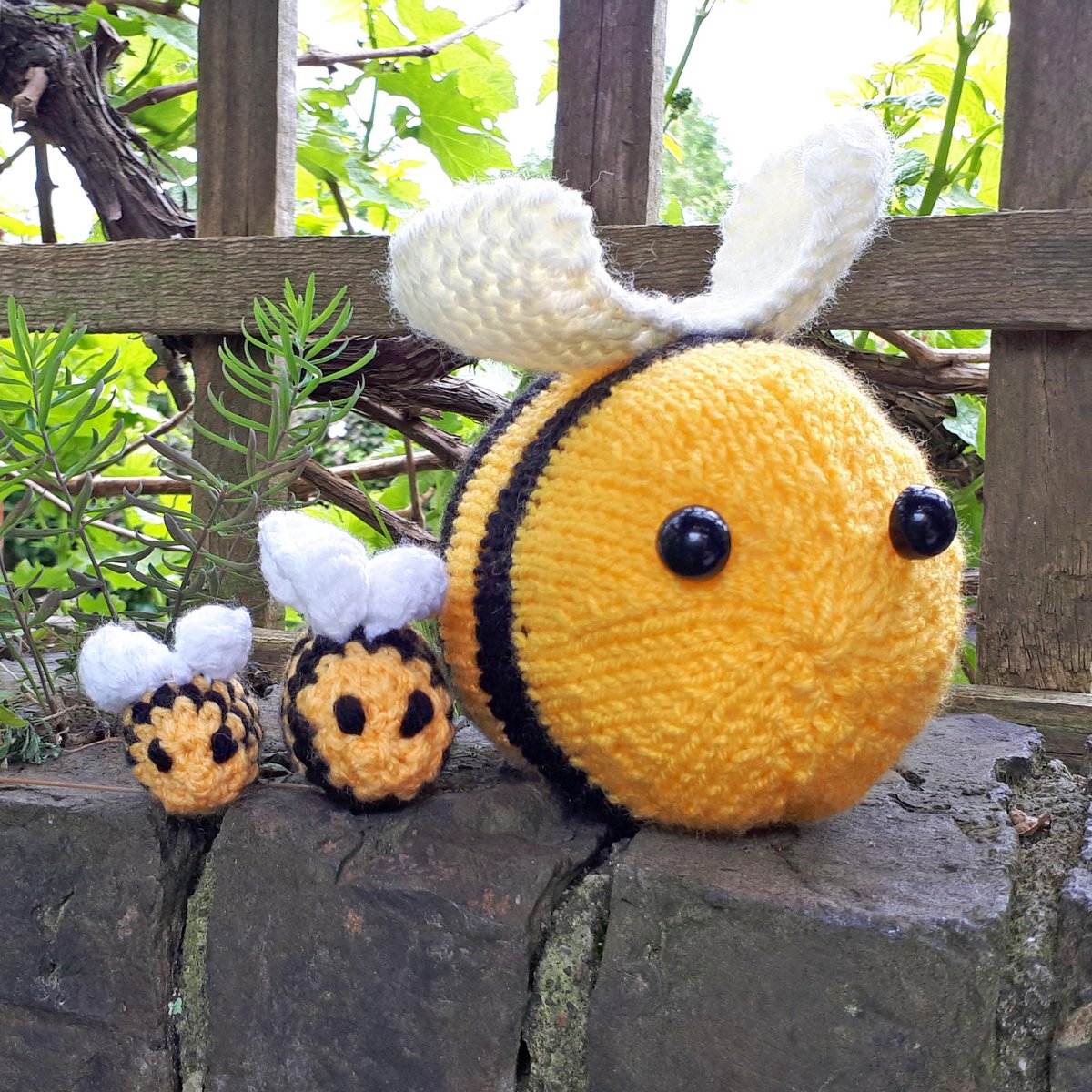 Hippystitch's tweet photo. I'm loving these #bees made by Sara & Louise at our #ButterfliesandBees #Yarnstorm Workshop on Saturday.
#yarnstorming #yarnbombing #knitting #rowntreepark #friendsofrowntreepark #bees #communityknitting #communitymaking #getcreative #york #stitchingtogether #crochet https://t.co/qERx3hAKHA