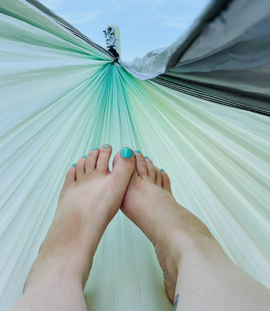 After some time at the beach, time for some training courses from the hammock! And somehow I even managed to match my toes to get he hammock. 🤷🏻‍♀️ 

#Summer2021 #sundayvibes #AlwaysLearning