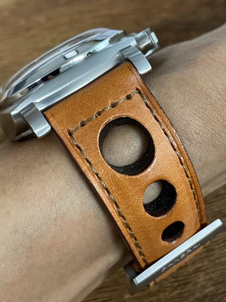 xsO3OrwmhjDFlXJ's tweet photo. 暑くなりそうなのでルミノール1950フライバックに大きな通気穴の空いた松下庵のレーシングストラップの組み合わせです。装着感も抜群だし格好良くて気分が上がります! #luminorflyback #panerai #matsushita_an https://t.co/ZtgO2CHJoR