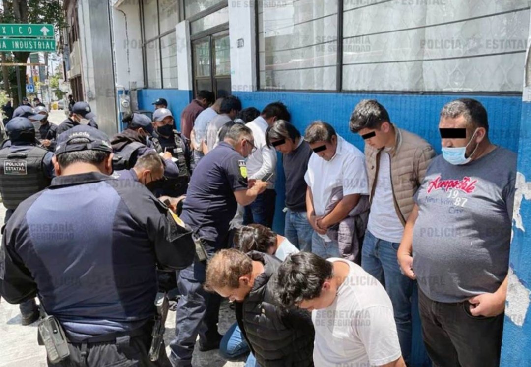 NoticiasdelSur8's tweet photo. Elecciones 🗣️(Metepec)
Hasta el momento se reportan 15 detenidos por agresión a la casilla electoral en Metepec, fuentes cercanas confirman que los agresores son elementos pagados por el candidato Fernando Flores Fernández. 
#Elecciones2021Edomex #VotoResponsable #Metepec https://t.co/NHIfnDYsst
