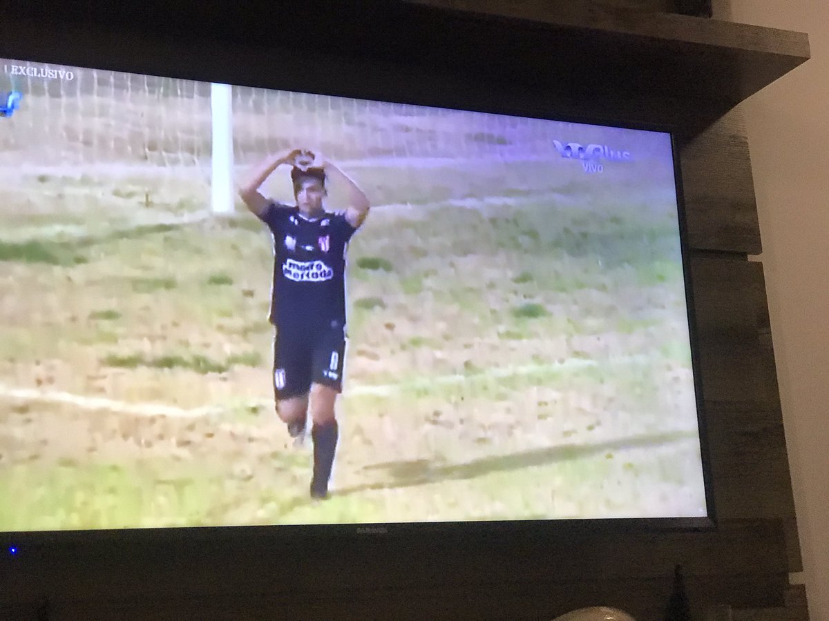 Rlima5dt's tweet photo. Gran partido nos dejó esta fecha a pesar de la cancha que no estaba en buenas condiciones entre @CerroLargoFc y @cariverplateuru los dos equipos siempre fueron al frente pero River tiene un jugador diferente que hizo la gran diferencia  Arezo  . https://t.co/jZP96l11jN
