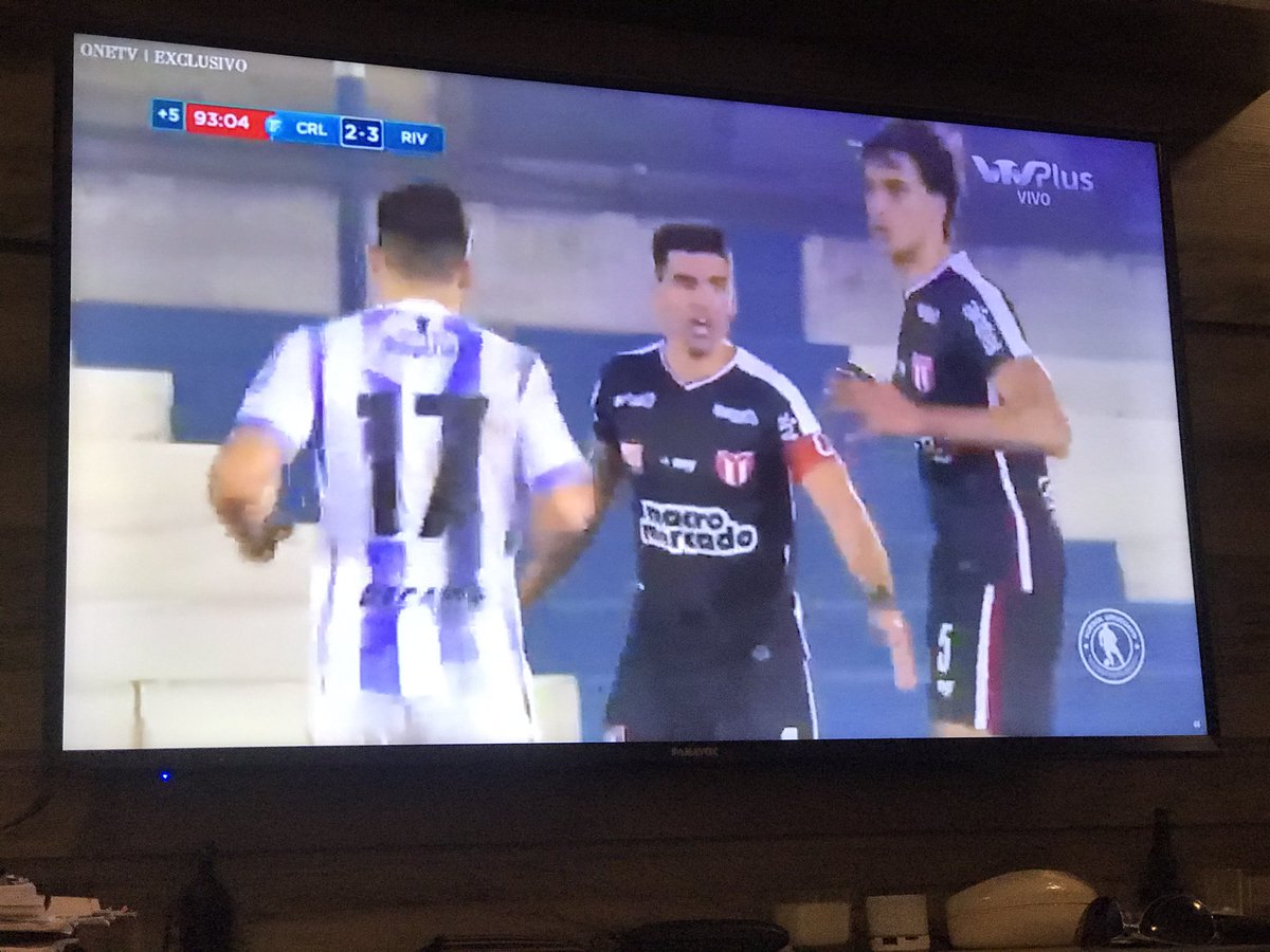 Rlima5dt's tweet photo. Gran partido nos dejó esta fecha a pesar de la cancha que no estaba en buenas condiciones entre @CerroLargoFc y @cariverplateuru los dos equipos siempre fueron al frente pero River tiene un jugador diferente que hizo la gran diferencia  Arezo  . https://t.co/jZP96l11jN