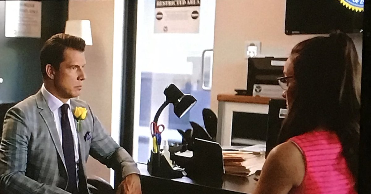 ChicadeeB's tweet photo. I’ve never seen Oliver squirm so much…err…not so articulate now huh? 😳 #deerinheadlight #umm #err #HomeAgain #POstables @wonya @RandPope @hallmarkmovie https://t.co/20TiN9FDSZ