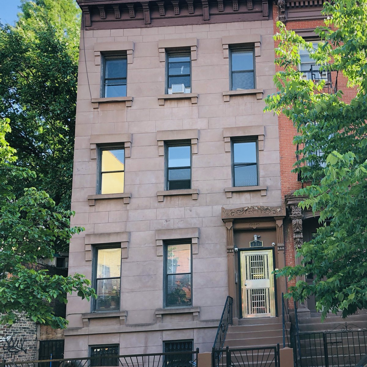 brooklyn11211's tweet photo. Rare brownstone north of Broadway (S 2nd Street). Plenty of brownstones in South Williamsburg, which developed later than the Southside, but they are too modern for the confines of the former City of Williamsburg. This has been stuccoed over. 

#williamsburg #lossures #neogrec https://t.co/yvBCNP6zJ5
