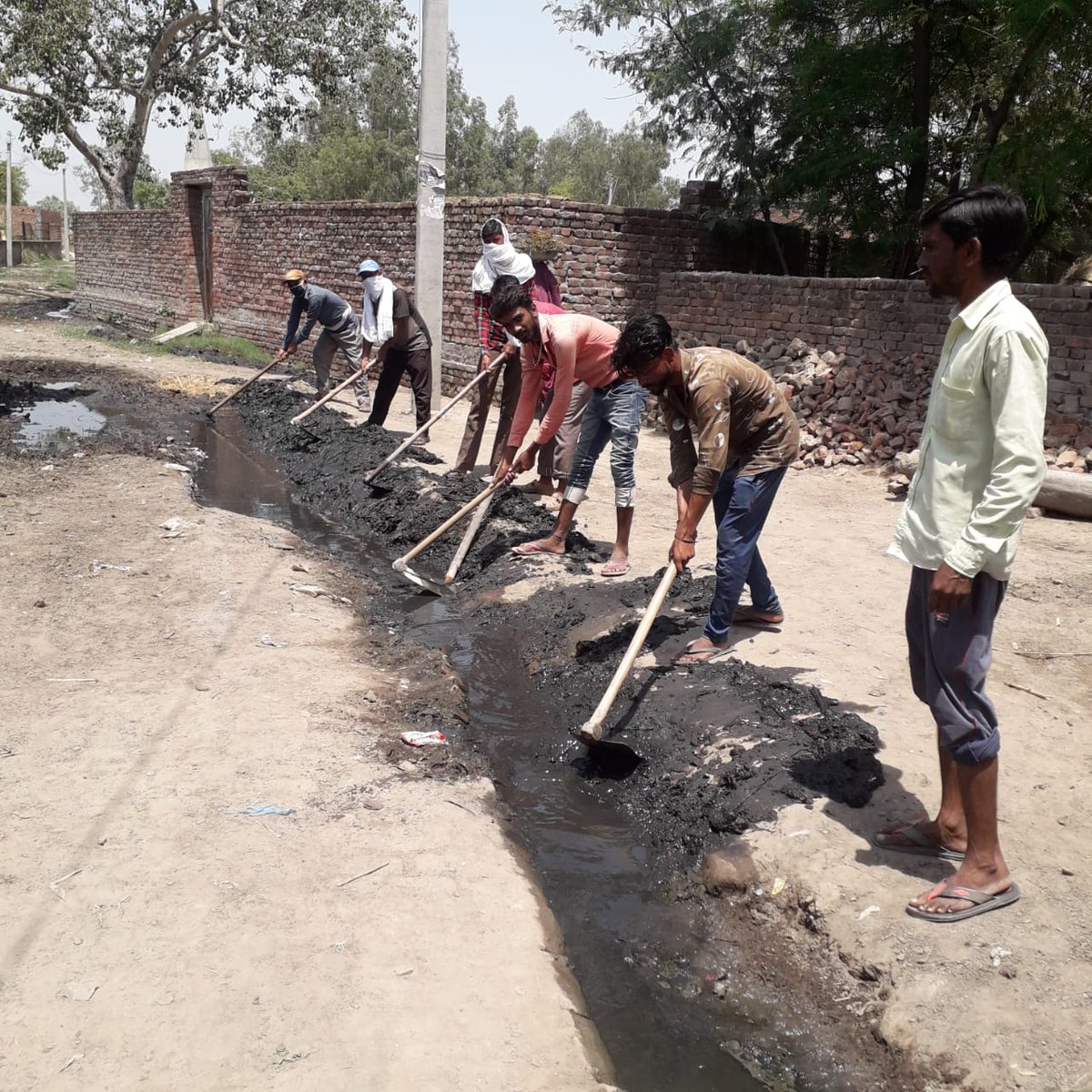 sbmgkasganj's tweet photo. जिलाधिकारी महोदय कासगंज के निर्देशन में चला विशेष सफाई अभियान @DmKasganj @CMOfficeUP @myogiadityanath #FightAgainstCOVID19 @PMOIndia https://t.co/Phe7SVXkLG