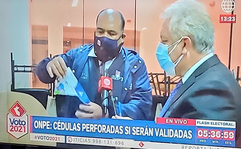 VeroLinaresC's tweet photo. Importante precisión que hace nuestro compañero @guntereportero. Si apreta mucho el lapicero y se hace un hueco en la cédula,  el voto SÍ vale. Vocero de @ONPE_oficial lo confirma. #Voto2021 https://t.co/mMf2TVuMRA