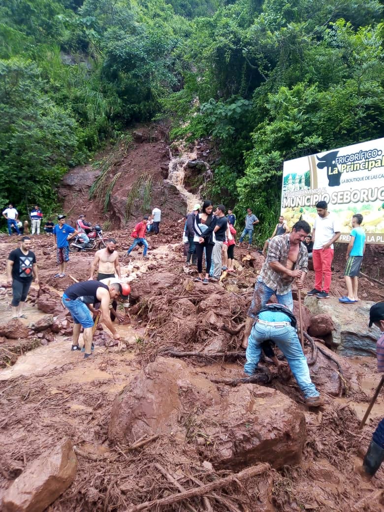 roshernandez's tweet photo. Alerta @PCivilTachira que debido a la intensa lluvia que cae en la región se han producido deslizamientos en las vías que conducen al municipio Jauregui por Seboruco y José María Vargas. Se recomienda evitar el tránsito por la zona #Tachira https://t.co/Qfcg2yx3Bg