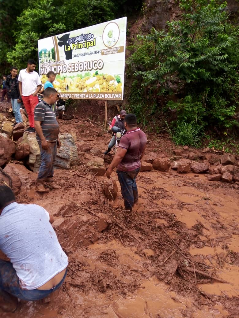 Alerta <a href="/PCivilTachira/">PCivilTáchira</a> que debido a la intensa lluvia que cae en la región se han producido deslizamientos en las vías que conducen al municipio Jauregui por Seboruco y José María Vargas. Se recomienda evitar el tránsito por la zona #Tachira