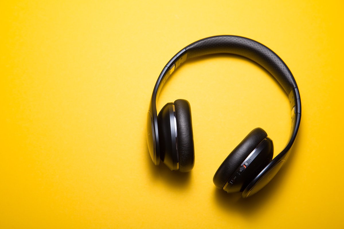 laura_monney's tweet photo. Qui veut l'AUDIO prépare son PODCAST ! L'audio est un format qui prend de l'essor sur les réseaux sociaux et qui fera prochainement son apparition sur Facebook sous l'appellation "Facebook live Audio Rooms". #podcast #podcasting #socialmediamarketing #communitymanager #cm https://t.co/Aau3CUJt2G