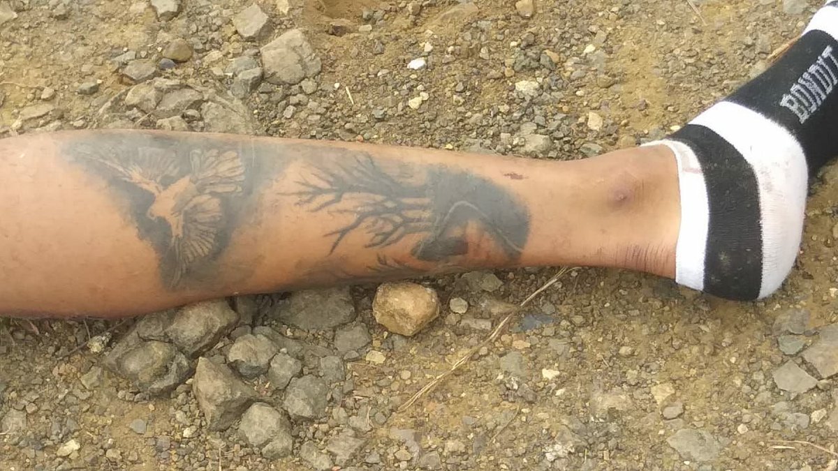 mintavillalba's tweet photo. 🚨SOS🚨

El cadáver de este jóven fué encontrado en la parte alta del barrio La Sirena, por Siloe, yendo para una finca que se llama "Miravalle".

No subo todas las imágenes pues son muy fuertes, pero hay claramente tortura en su rostro y cabeza.  Les hacen cosas horribles 🤬 https://t.co/nyraRtgjud