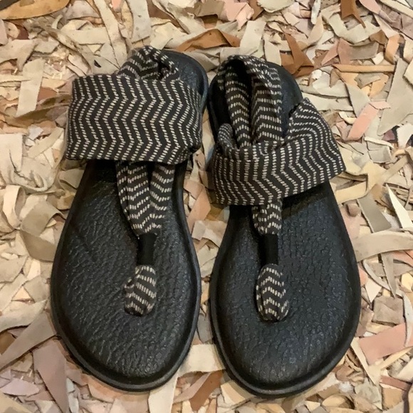 workit_b's tweet photo. So good I had to share! Check out all the items I'm loving on @Poshmarkapp #poshmark #fashion #style #shopmycloset #sanuk #jordan #freepeople: https://t.co/pK2CTgmALk https://t.co/WtdzUl2Pvm
