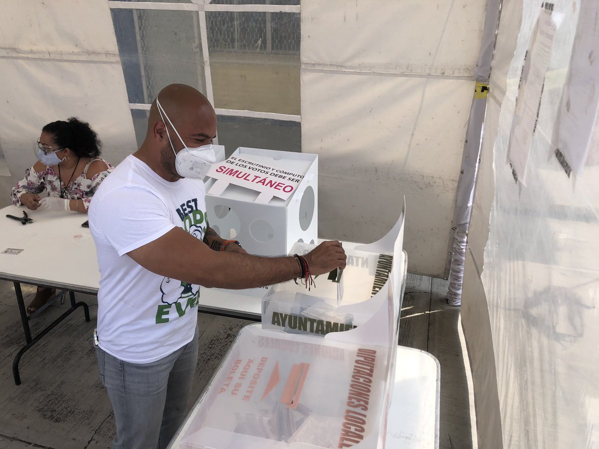 Como un ciudadano libre y responsable, acudí a mi casilla, en la U.H. Mateo de Regil, a emitir mi voto.

Me llena de satisfacción ver que la gente está saliendo a votar y espero que el proceso se lleve en absoluta calma!

#Elecciones2021Mx ! 😎👍🏽🗳