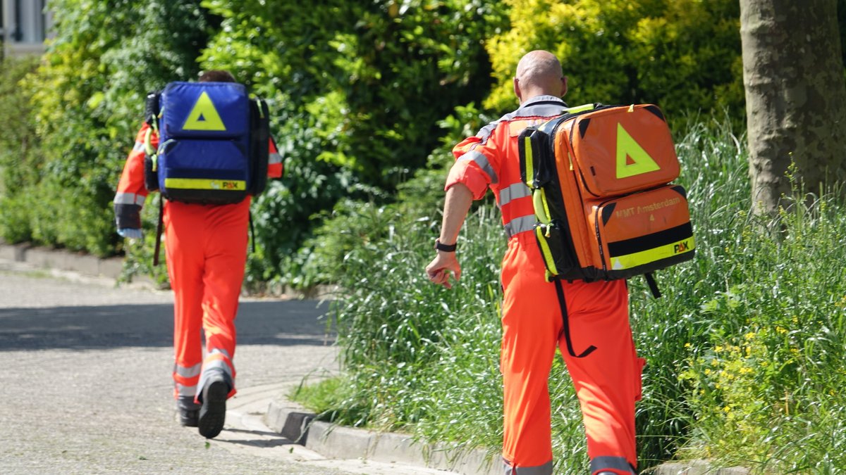 WESTERLAND - Woensdagochtend is er iemand zwaargewond geraakt bij een woning op de Dentele in Westerland.