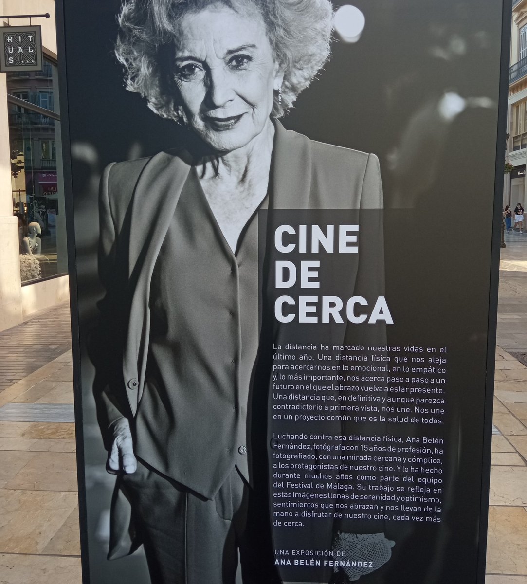 En la calle Larios el #24FestivalMalaga ha montado una exposición imprescindible de Ana Belén Fernández con fotos de artistas representativos que pasaron por el Festival