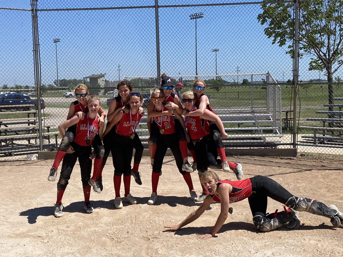 AlgonaBulldog's tweet photo. Congratulations to these 6th grade girls on winning the Spencer Softball Tournament this weekend! Keep getting better, working hard, and having fun! Go Bulldogs! 🥎🥎 https://t.co/SjMdNDUqpa