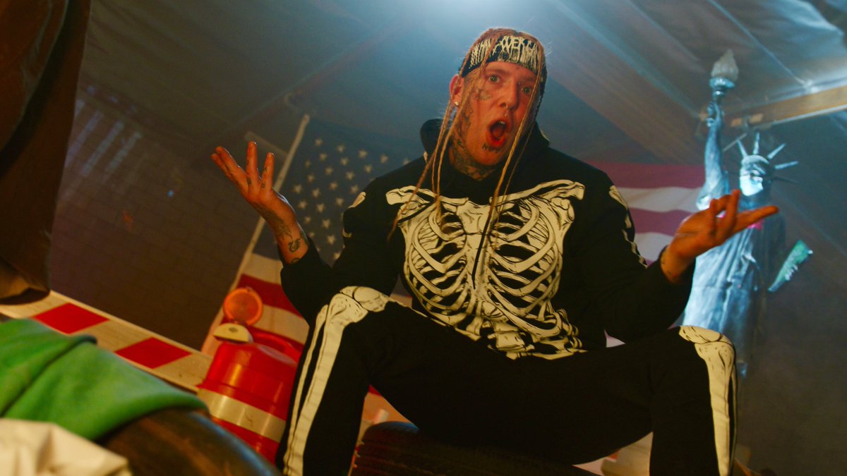 IAMTOMMACDONALD's tweet photo. Anyone notice a massive &amp; abrupt decline in views on the “Snowflakes” video? From 2M in 24hrs to 500k in 12hrs to 100k in 8hrs. Something weird is going on here. Nothing to do but fight it. Even when it’s a losing battle...JUST. KEEP. SWINGING.

WATCH: https://t.co/sZlYzQdTkc https://t.co/8hAogMm8bF