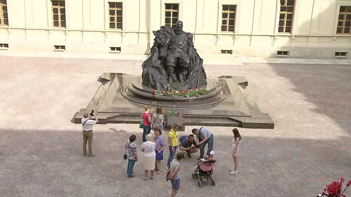 мемориал в гатчине. гатчина вечный огонь. памятник под гатчиной открытие. памятник александру iii в гатчине. открытие памятника александру 3 в гатчине.