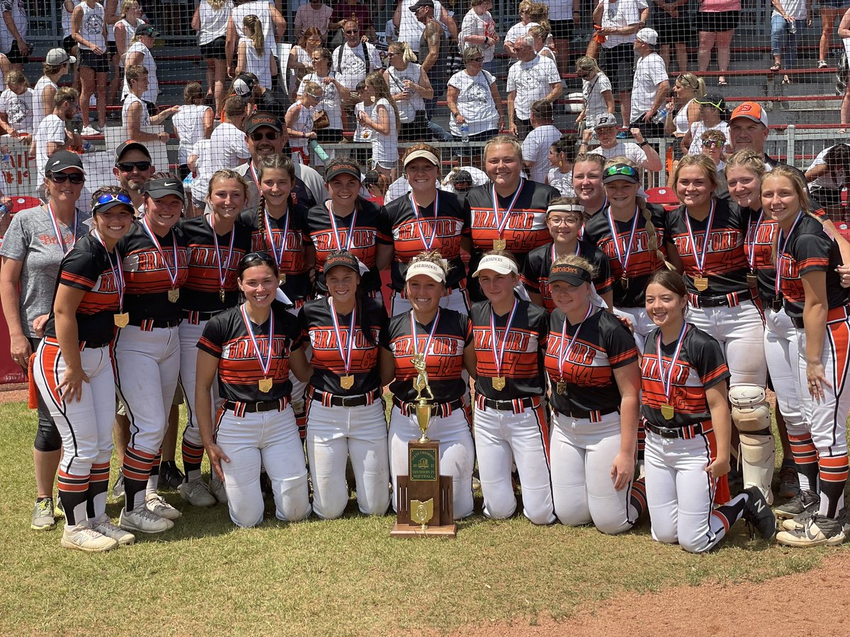 OHSAASports's tweet image. 🥎 #OHSAA SOFTBALL, DIV CHAMPIONSHIP GAME: Congratulations to your DIV Softball State Champions from Bradford! An 8-0 victory over Cuyahoga Heights secured the trophy. Check out live coverage at: ohsaa.org/Sports-Tournam…