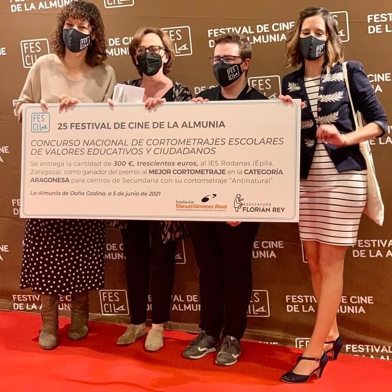 IES_Rodanas's tweet photo. ¡Y terminamos la semana con un nuevo premio para #Antinatural! 🥰
Gracias a @fesciLA por el 🏆 al mejor cortometraje escolar en categoría aragonesa. ¡Felicidades por la 25° edición del festival!
.
Os dejamos una fotos del acto🙂

#SanadorFilms
#cineyescuela #fescila #iesRodanas https://t.co/mePZopmLl9
