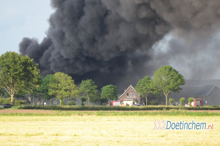 Zeer grote brand in schuur op boerderij in #Angerlo. 112Doetinchem.