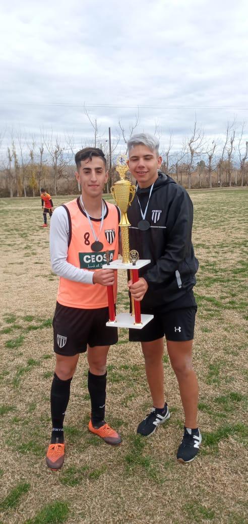 TwiteroLobo's tweet photo. #FEMEFI
📌Final - #Cat04
#GyE 2 (Velázquez-Nallib)
#EvaPeron 0
GYE se consagró Campeón del Torneo...de la mano del gran DT...Ezequiel Martinez...
#SomosGimnasia https://t.co/2r5N2eaxzh