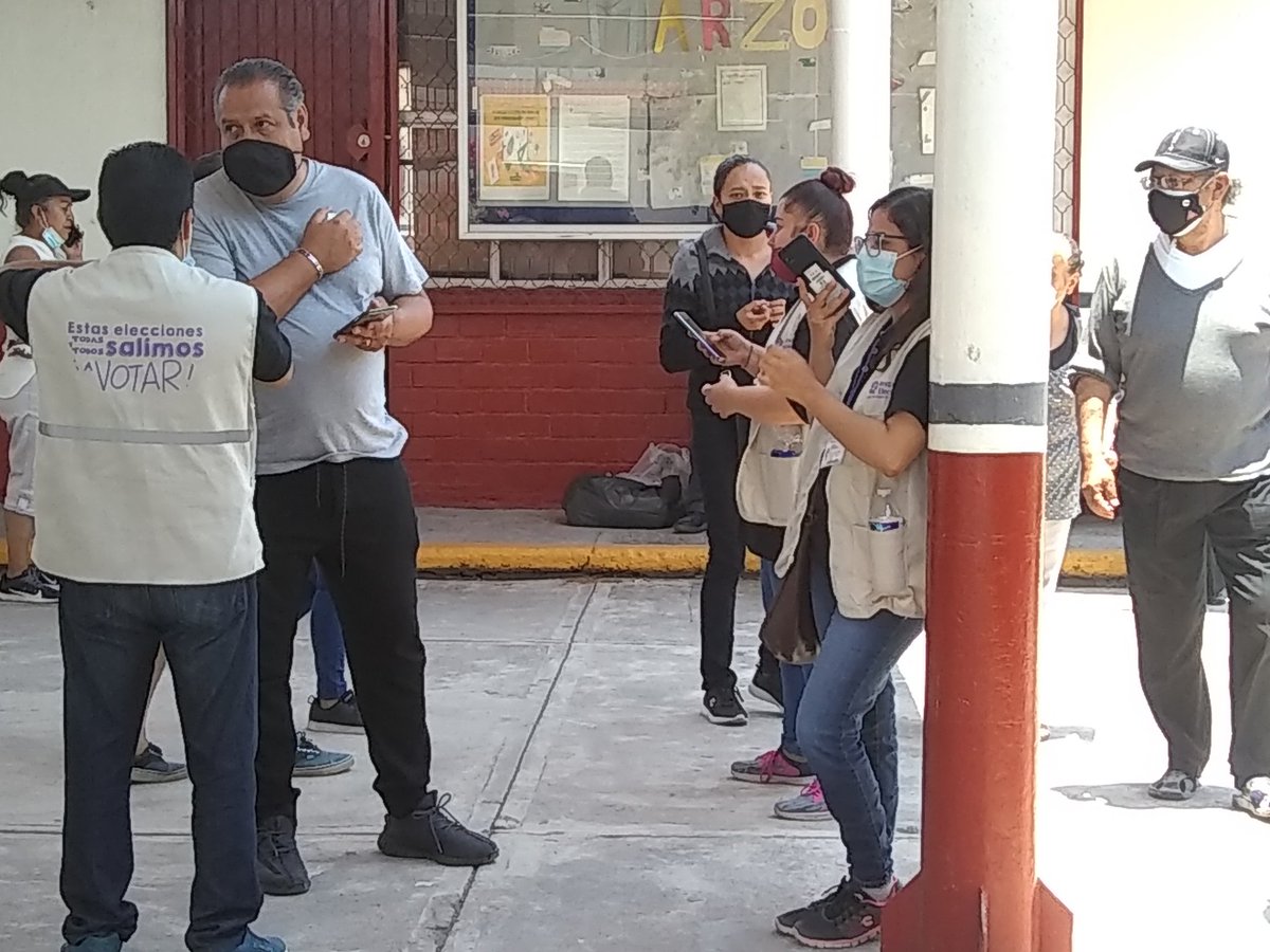 Sam_An16's tweet photo. Los funcionarios de casilla en la escuela Francisco J. Mujica de la sección 2711 en Tonalá reportan que han recibido quejas de votantes porque algunos grupos han estado realizando actos de proselitismo, así como colocación de propaganda en los alrededores
#EleccionesZD
@ZonaDocs https://t.co/22L7flrbrH