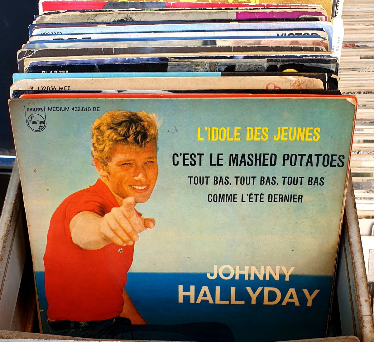 At Les Puces de Saint-Ouen - Paris's Porte de Clignancourt flea market - - you always find what you seek, & sometimes what you don't. #johnnyhallyday. https://t.co/qSvWmURLN2
