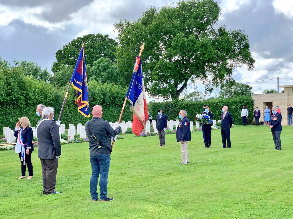 🇬🇧#DDay77🇫🇷
Une cérémonie d'hommage a été célébrée au cimetière de Saint-Charles-de-Percy par Pierre-Emmanuel SIMON, sous-préfet de #Vire, là où reposent les corps de 809 de soldats principalement #britanniques.