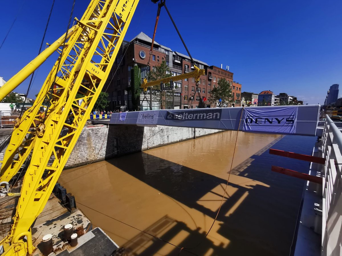 Installatie fiets- en voetgangersbrug Graaf van Vlaanderen <a href="/BXLmobiliteit/">Brussel Mobiliteit</a> @HavenvanBrussel <a href="/ArcadisBelgie/">Arcadis België</a>  #molenbeek @StadBrussel @DenysGlobal #aelterman #buildingbridges