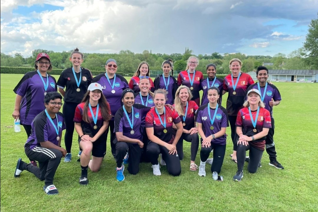 Chantalmalan09's tweet photo. Silver medalist today!
Absolutely proud of this team and all their efforts in getting into the @HomeCountiesWCL final.
Well done @LTICC Luton Ladies.
Congrats to @WargraveCc ladies on winning the league!
#WomensCricket #SilverMedal #SummerOfCricket https://t.co/JA215sIWWS