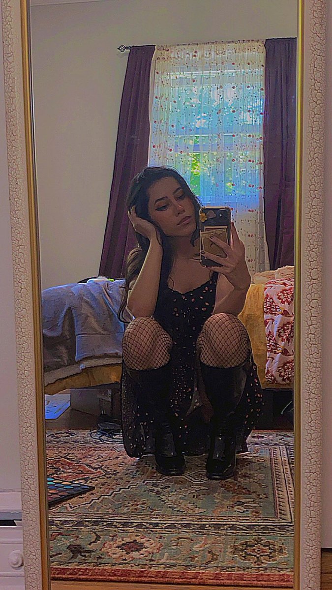 jasyourss's tweet photo. Laying an egg https://t.co/80AMyVvJXR