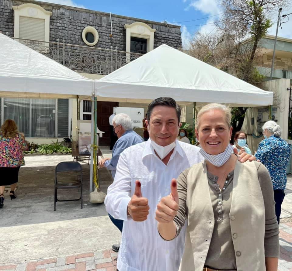 BaltazarxTam's tweet photo. Mi esposa Marcela Ronquillo Hinojosa y yo acudimos a cumplir nuestro deber cívico. Votamos para tener un México más democrático y con mejores instituciones, por el bien de todos. #Mexico #Tamaulipas #Elecciones2021 https://t.co/rbJy2eLZx3