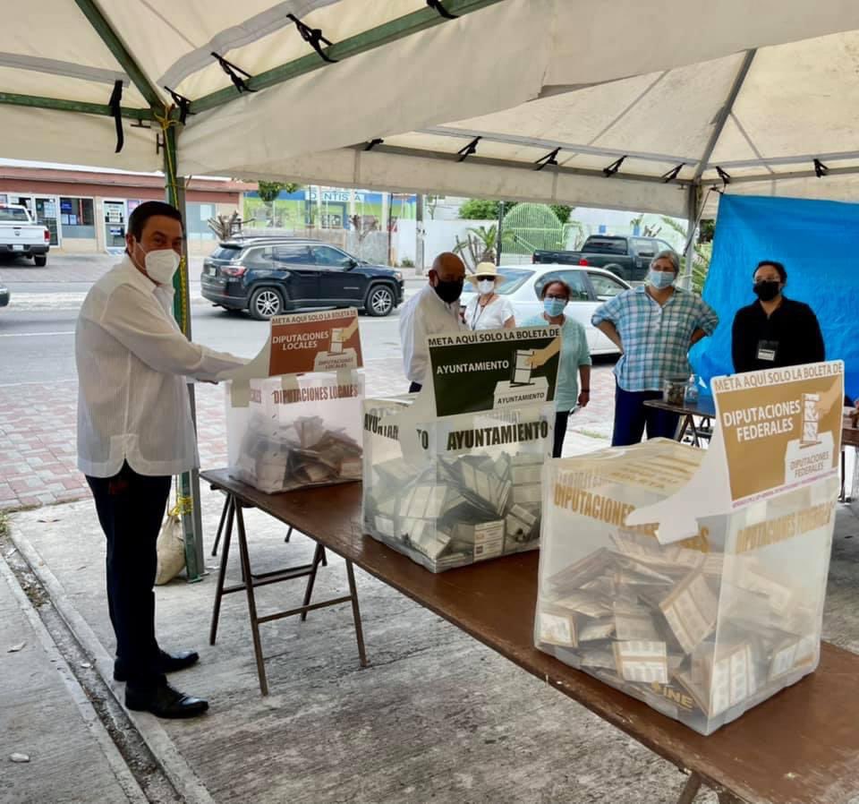 Mi esposa Marcela Ronquillo Hinojosa y yo acudimos a cumplir nuestro deber cívico. Votamos para tener un México más democrático y con mejores instituciones, por el bien de todos. #Mexico #Tamaulipas #Elecciones2021