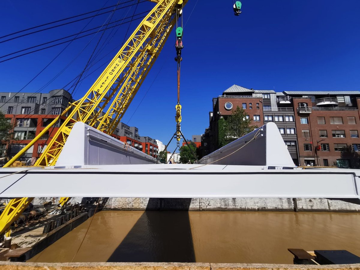Installation de la passerelle Comte de Flandre ce dimanche #buildingbridges #molenbeek <a href="/VilleBruxelles/">Ville de Bruxelles / Stad Brussel</a> <a href="/BXLmobilite/">Bruxelles Mobilité</a> @PortdeBruxelles @DenysGlobal #aelterman <a href="/ArcadisBelgique/">Arcadis Belgique</a>