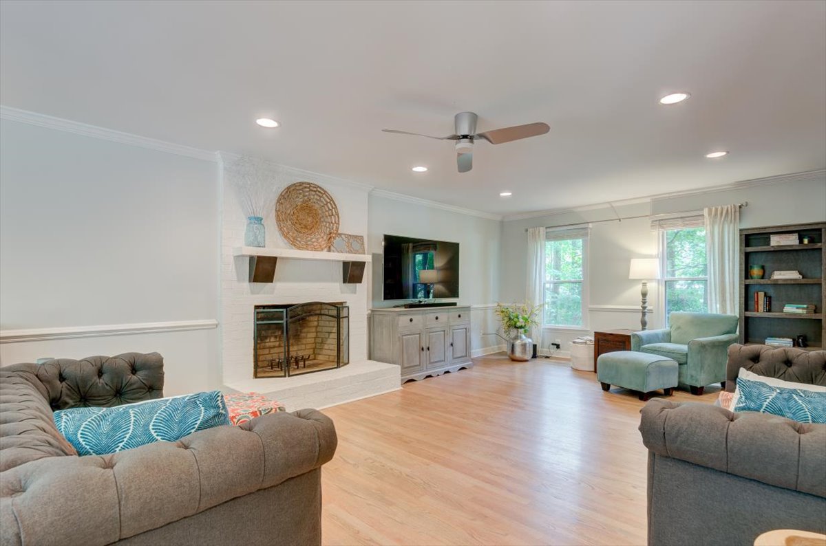 New in Woodcroft and full of fantastic home details!

Click here to view more: bit.ly/2SZ9Ebu