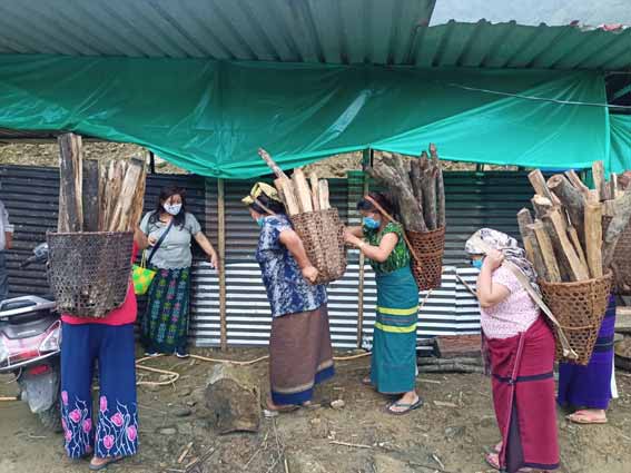 arunachaltimes_'s tweet photo. (Members of the Tuting branch of the Arunachal Pradesh Women's Welfare Society and the Singa ICDS project, Gelling, donate firewood to the Covid management committee of Tuting in Upper Siang district.) https://t.co/eZUuX84g9w