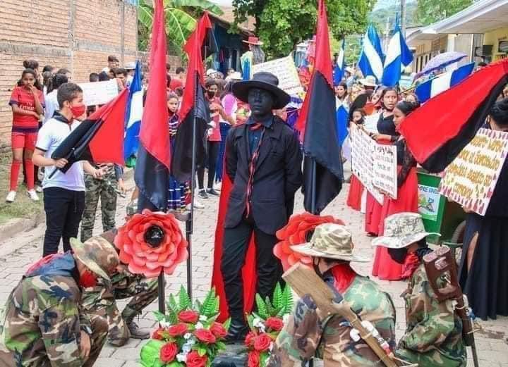 israel_lewites's tweet photo. Véanme esto por favor... pintan de negro a un chavalo, lo disfrazan de Sandino y se arrodillan ante él. Luego lo pasean en procesión como a un santo. El #FSLN es una secta, una secta realmente peligrosa. https://t.co/ZGkGpMxM3z