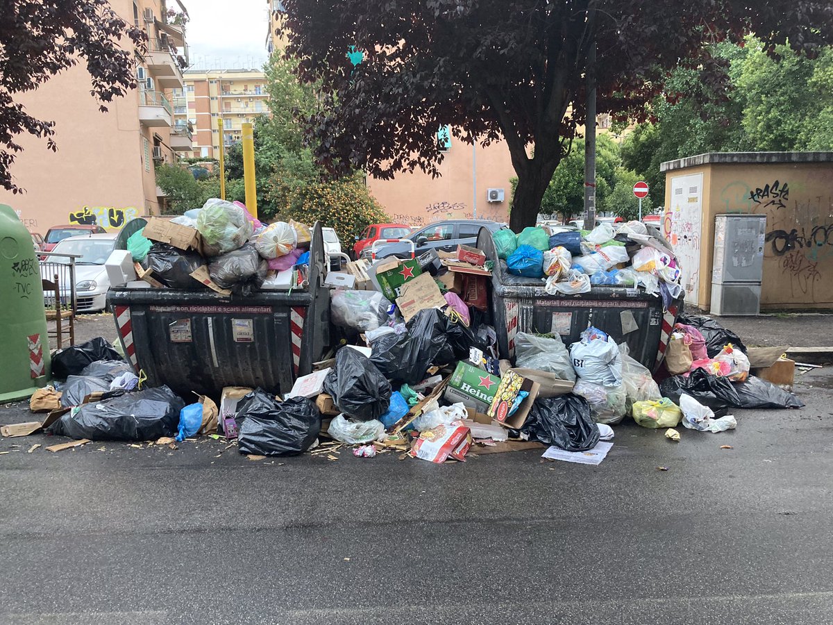 FMagliaro's tweet photo. La spettacolare Roma nella visione del quinquennio grillino

Prenestino/Bullicante

LMMV https://t.co/qGrSEqab0c