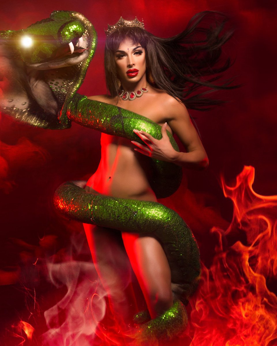 CarmenFarala's tweet photo. Cuando tienes que mudar tu piel para ser tu . 🐍🐍❤🐍🐍 Veneno siempre .
#DragRaceEs #TeamCarmen #veneno https://t.co/L3lEiHc1Px