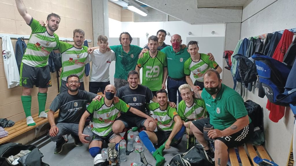 jordipauc's tweet photo. El @HCPiera confirma la seva permanència a la #OKNCat després de guanyar a Vic per 2 a 6. Gran partit, gran equip i gran l’afició que s’ha desplaçat fins a Vic per acompanyar a lequip. Felicitats!!! #piera57km #pieraesports https://t.co/ZmNROV0ZKA