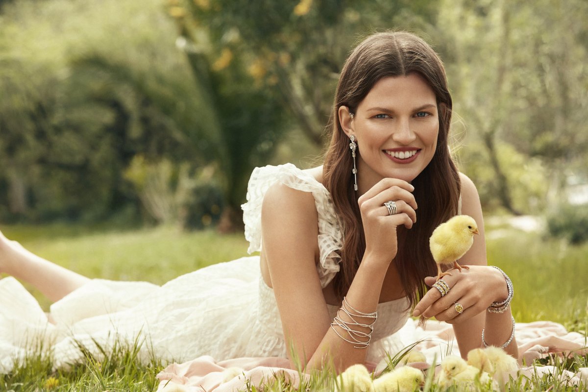 luxmoments_es's tweet photo. RABAT JOY OF MAGIC, LA NUEVA CAMPAÑA DE RABAT QUE HACE ENSALZAR LA BELLEZA DE IBIZA CON LAS ÚLTIMAS TENDENCIAS EN JOYERÍA PARA PRIMAVERA VERANO

https://t.co/GOTzExuVWd 

#rabat #joyofmagic #joyeria #luxmoments #fashion #moda #bettefrank #jewellery #joyeriarabat @joyeriarabat https://t.co/9FyWOB8wiL